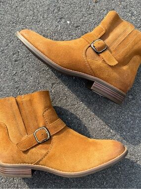 Clarks Collection Women's Tan Suede Camzin Loop Buckled Booties 7.5 D